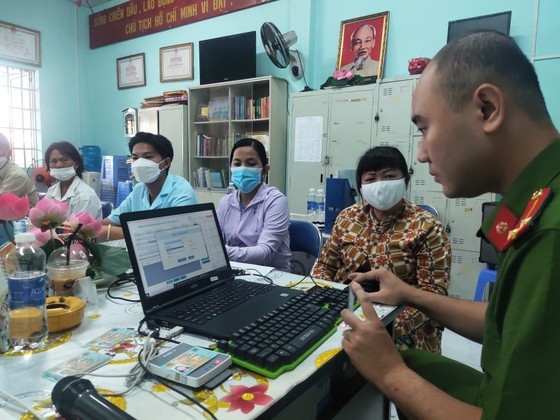 Police officers only support activating electronic identification directly for people without instructions over the phone.