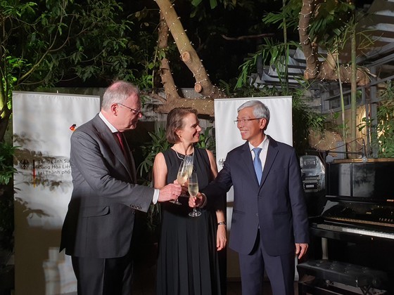 Consul General Josefine Wallat (middle), Premier of Lower Saxony State Stephan Weil (first, L) and Vice Chairman of Ho Chi Minh City People's Committee Vo Van Hoan raise a glass to celebrate German Unification Day Consul General Josefine Wallat (middle), Premier of Lower Saxony State Stephan Weil (first, L) and Vice Chairman of Ho Chi Minh City People's Committee Vo Van Hoan raise a glass to celebrate German Unification Day