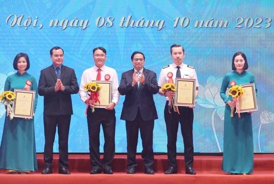 Prime Minister Pham Minh Chinh presents certificates of merit to people with good initiatives