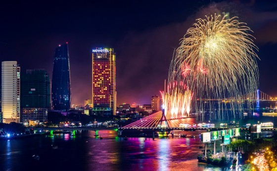 Da Nang is lit up with international fireworks festival