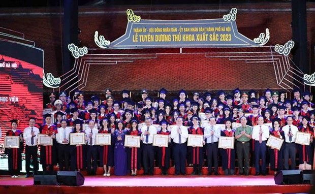Hanoi honors 96 valedictorians from universities (Photo: VNA)