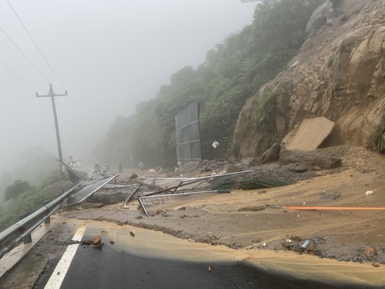 Rainfall-triggered landslides just occurred at the National Highway 1A through Hai Van Pass.
