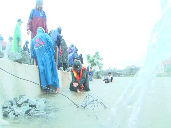 Soldiers and inhabitants together reinforce dyke