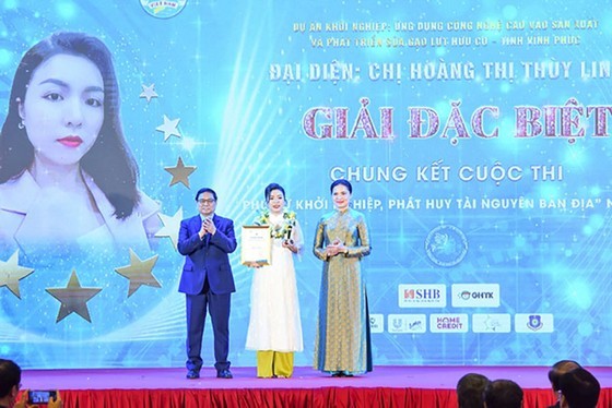 PM Pham Minh Chinh presents flowers to congratulate the Vietnam Women's Union at the ceremony in Hanoi on October 14. PM Pham Minh Chinh presents flowers to congratulate the Vietnam Women's Union at the ceremony in Hanoi on October 14.