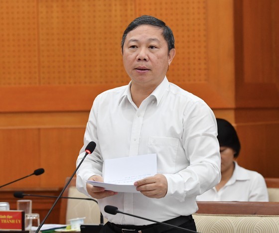 Vice Chairman of Ho Chi Minh City People's Committee Duong Anh Duc speaks at the meeting