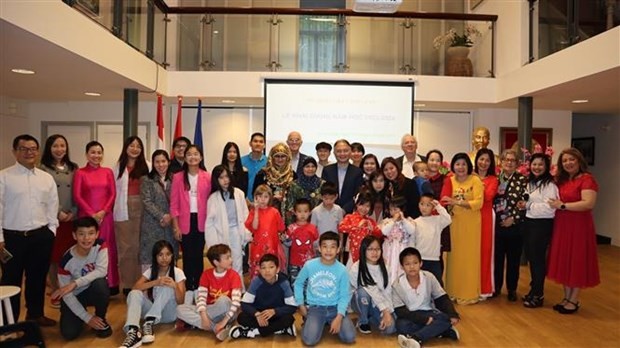 Teachers and learners at the Vietnamese language class opening ceremony in the Netherlands, October 15, 2023 (Photo: VNA) Teachers and learners at the Vietnamese language class opening ceremony in the Netherlands, October 15, 2023 (Photo: VNA)