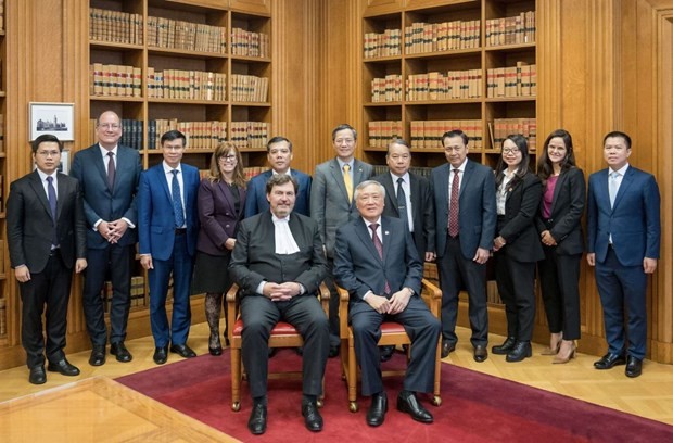 The Vietnamese delegation and Canadian officers at the Supreme Court of Canada (Photo: VNA)