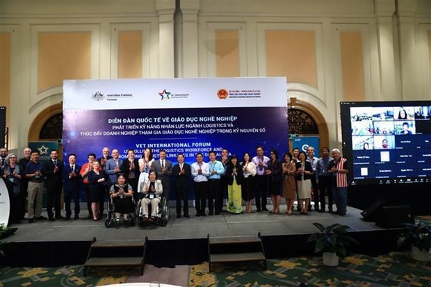Participants pose for a group photo at the forum (Photo: VNA)