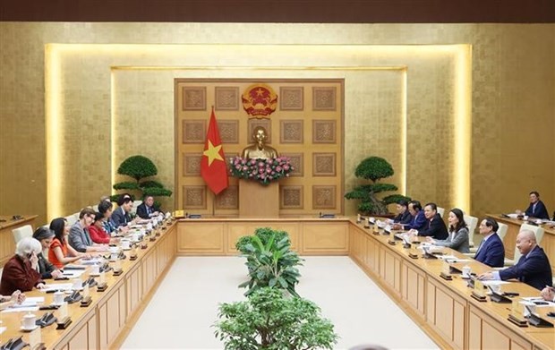 The meeting between PM Pham Minh Chinh, UN Resident Coordinator Pauline Tamesis and representatives of UN organizations in Vietnam in Hanoi on October 24 (Photo: VNA)
