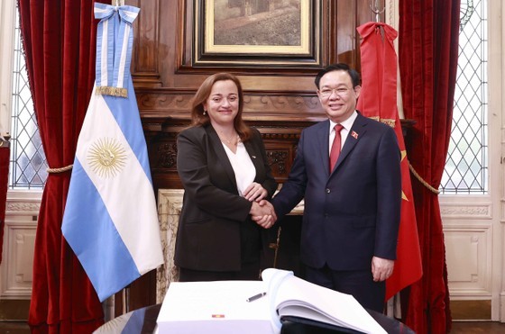 Chairman of the National Assembly Vuong Dinh Hue (R) and President of the Chamber of Deputies Argentina Cecilia Moreau (Photo: VNA)