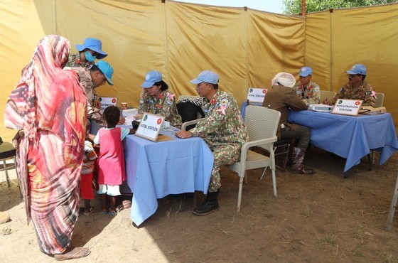 Vietnamese medical workers give free medical examinations to locals in Abyei ảnh 2