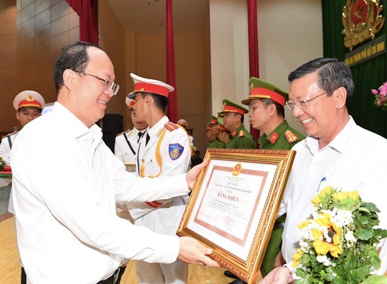 Deputy Secretary of the Ho Chi Minh City Party Committee Nguyen Ho Hai awards certificates of merit from the Ho Chi Minh City People's Committee to groups and individuals with outstanding achievements. (Photo: SGGP)
