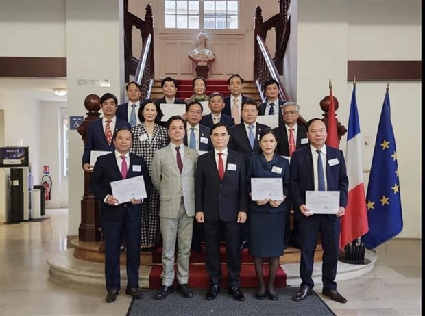 Members of the HCMA delegation pose for a group photo at the National Institute of Public Service of France (Published by VNA)