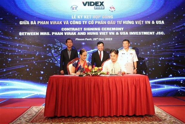 Representatives from the Sai Gon Newport Corporation and Phnom Penh Autonomous Port (PPAP) sign a cooperation document. (Photo: VNA) Representatives from the Sai Gon Newport Corporation and Phnom Penh Autonomous Port (PPAP) sign a cooperation document. (Photo: VNA)