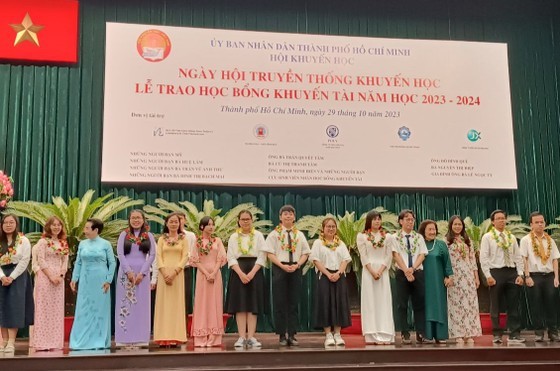 322 students receive Talent Promotion Scholarships ảnh 1