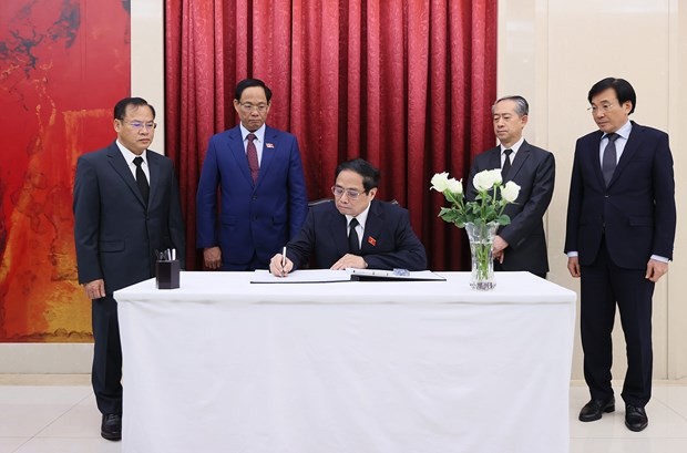 PM Pham Minh Chinh writes a tribute to former Chinese Premier Li Keqiang in a condolence book at the Chinese Embassy in Hanoi on November 1. (Photo: VNA)