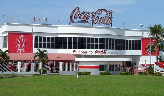 Coca-Cola has invested over US$1 billion in Vietnam, with three beverage factories in Hanoi, Da Nang city, and HCMC. (Photo: baodautu.vn)