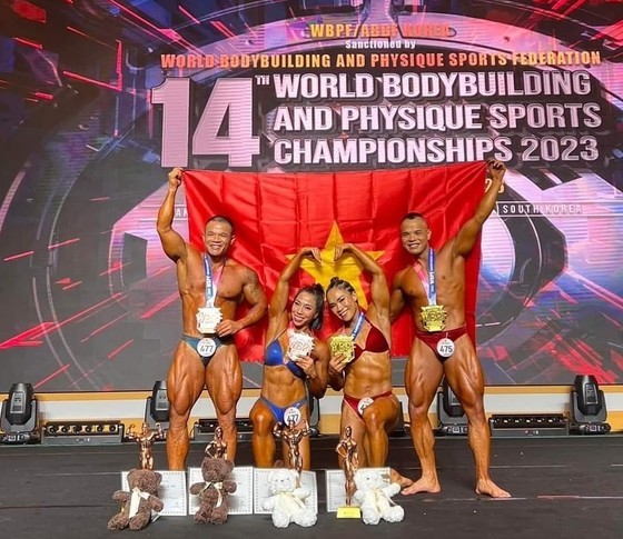 Vietnamese bodybuilders win more gold medals at World Bodybuilding Championship ảnh 1