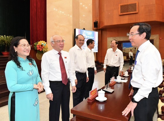 Mr. Nguyen Van Nen talks to Ms. Nguyen Thi Le and Mr. Phan Nguyen Nhu Khue (Photo: SGGP)