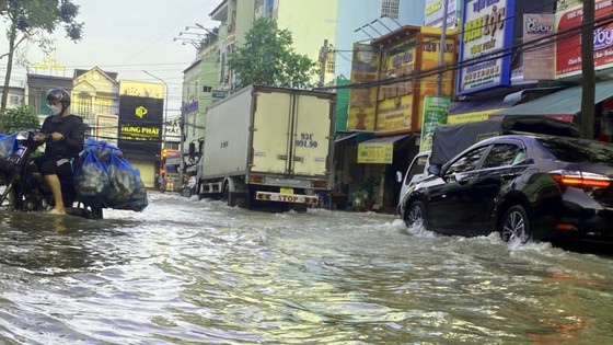 Roads along the Hau River in Can Tho City are often heavily flooded when high tide occurs (Photo: SGGP)