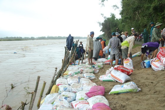 People joins hands to reinforce embankment People joins hands to reinforce embankment
