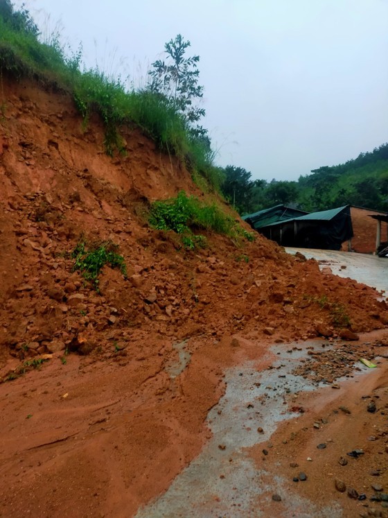 Rain-trigger mountain landslide Rain-trigger mountain landslide