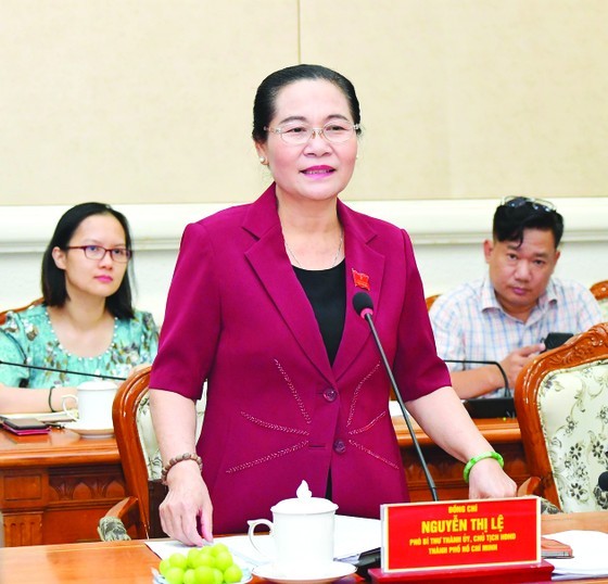 Ms. Nguyen Thi Le speaks at the meeting Ms. Nguyen Thi Le speaks at the meeting