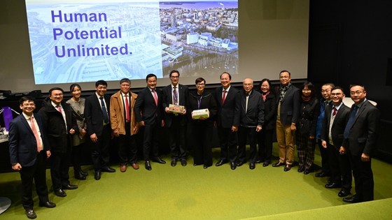 Ho Chi Minh City delegation and Tampere University leaders take a photo