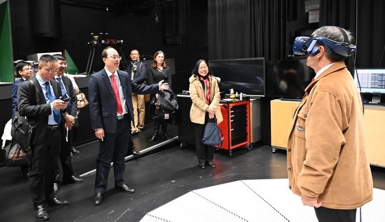 Members of the Ho Chi Minh City Delegation experience virtual reality technology developed by the Immersive Visual Technology Lab of Tampere University