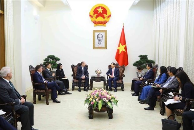 Deputy Prime Minister Le Minh Khai (R) receives ANZ Chief Executive Officer Shayne Elliott in Hanoi on November 29. (Photo: VNA)