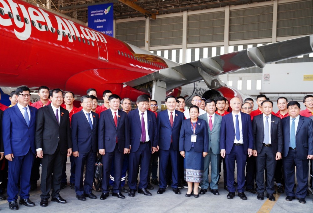 Vietnam National Assembly Chairman Vuong Dinh Hue and Laos National Assembly Vice Chairwoman Sounthone Xayachak visit Vietjet aircraft maintenance hangar in Laos' Vientiane