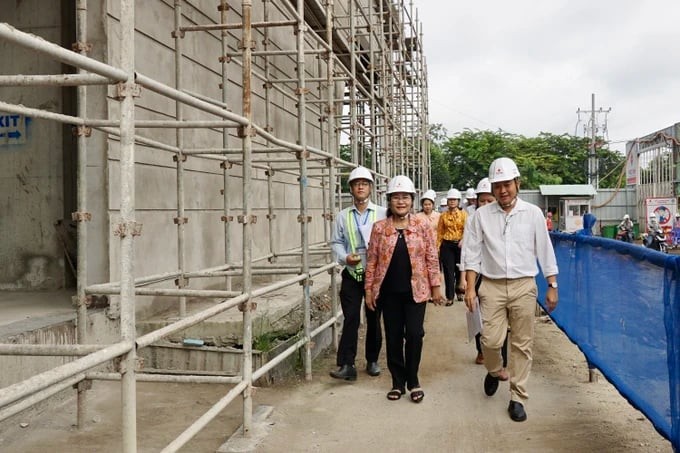 Chairwoman of the Ho Chi Minh City People's Council Nguyen Thi Le supervises the progress of a social housing project