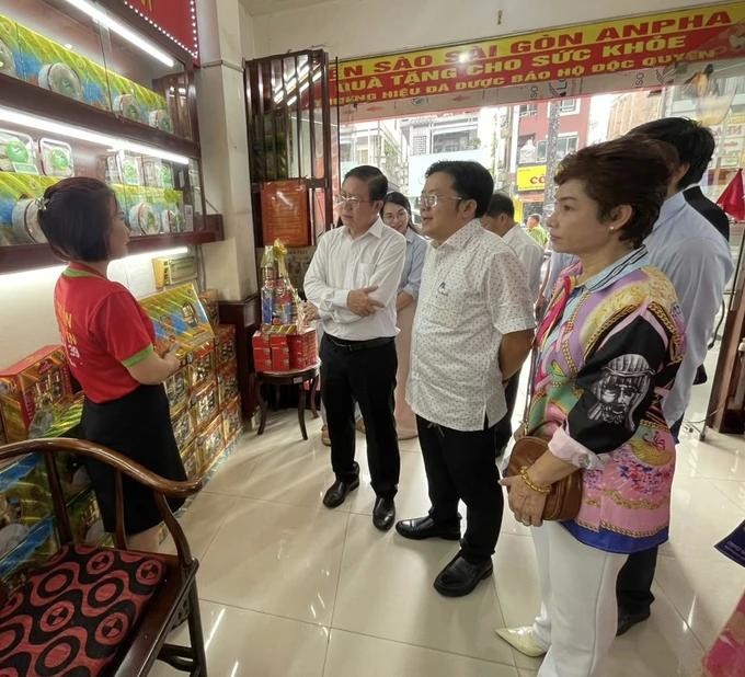 Customers visit a shop to sell birdnest in District 10