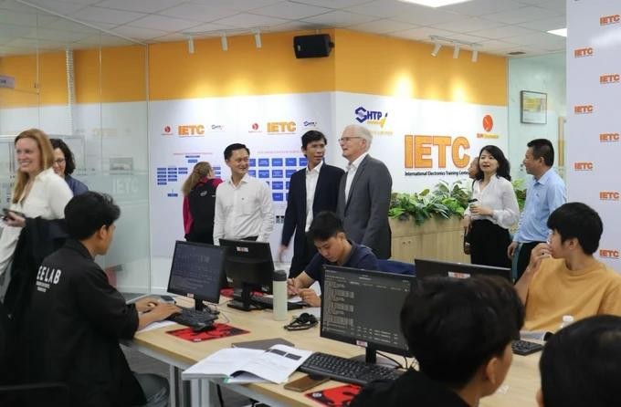 President and CEO of the Semiconductor Industry Association John Neuffer and members of the association visit the SHTP