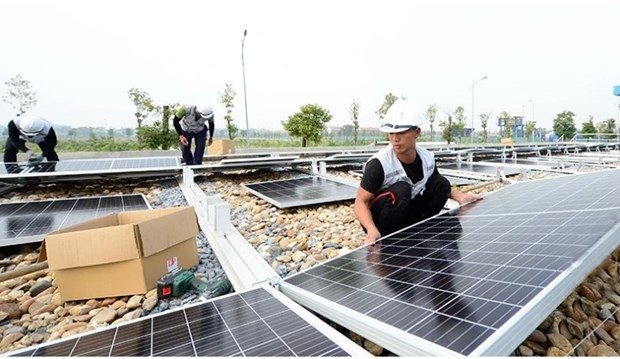 Installing rooftop solar power (Photo:nhandan.vn)