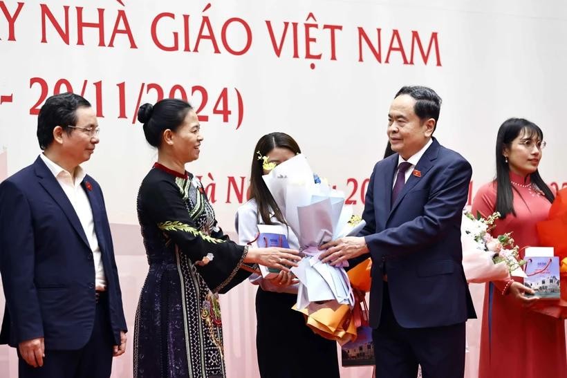 vna-potal-chu-tich-quoc-hoi-tran-thanh-man-gap-mat-dai-bieu-quoc-hoi-la-nha-giao-can-bo-quan-ly-giao-duc-7713891-4777.jpg.webp