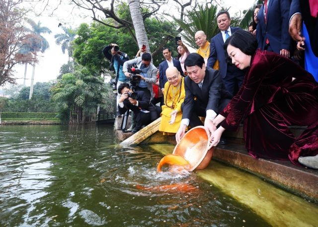 400928_5065323445595427_vna_potal_state_president_releases_carps_at_presidential_palace_relic_site_7814993.jpg