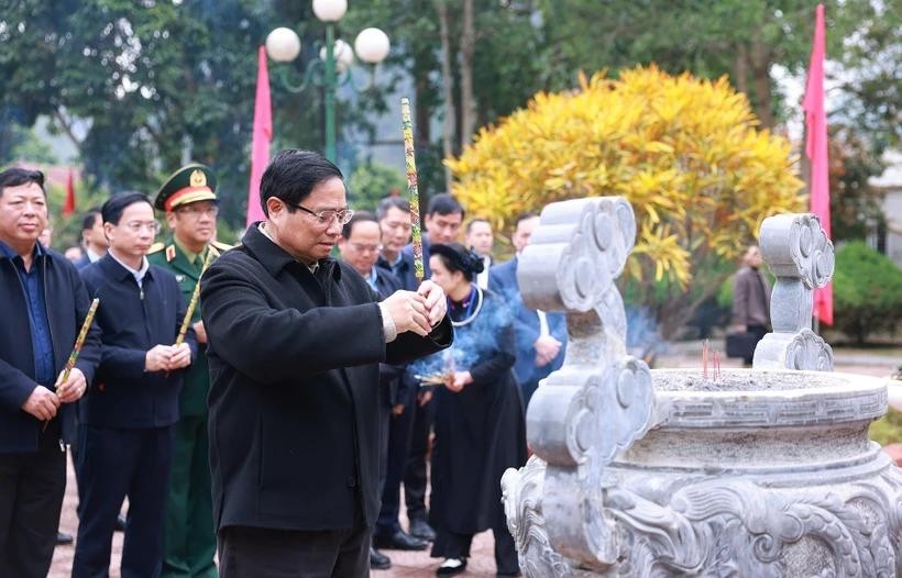vna-potal-thu-tuong-dang-huong-tuong-nho-chu-tich-ho-chi-minh-tai-khu-di-tich-quoc-gia-dac-biet-o-cao-bang-7835550.jpg