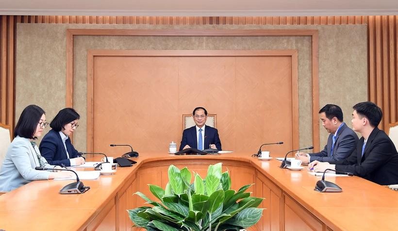 deputy-pm-and-fm-bui-thanh-son-at-phone-talks-with-turisk-fm.jpg