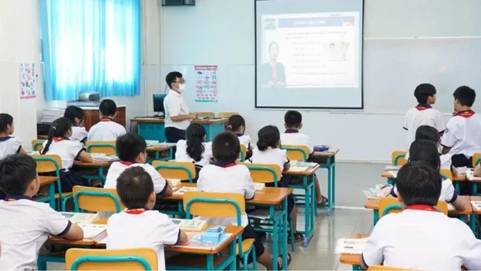 HCMC focuses on solving difficulties in building 4,500 classrooms