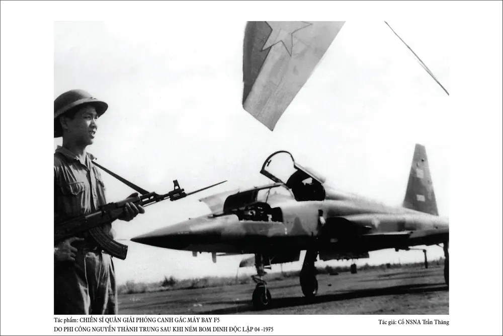 tran-thang-chien-si-quan-giai-phong-canh-gac-may-bay-f5-do-phi-cong-nguyen-thanh-trung-sau-khi-nem-bom-dinh-doc-lap-04-1975-834-3376.jpg