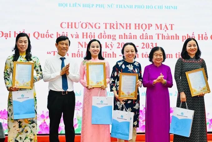 minh va nu dai bieu.jpg