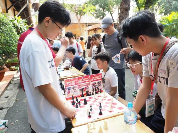 choi co bang tieng phap.jpg