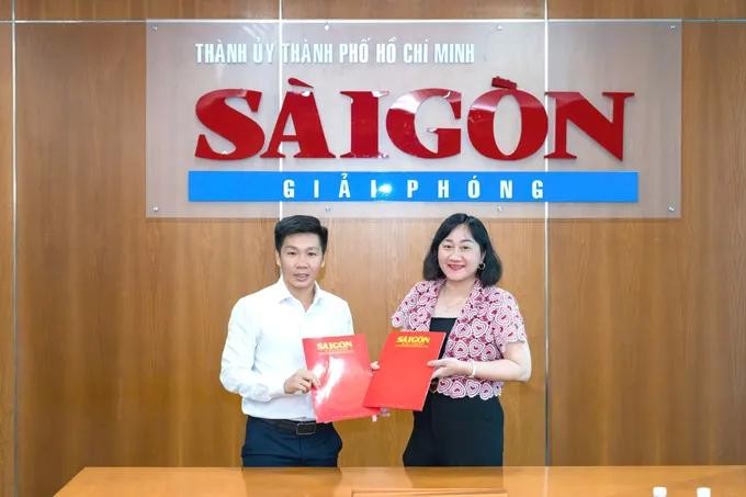 SGGP Deputy Editor-in-Chief Bui Thi Hong Suong and Toshiko Director Ha The Nhan exchange the memorandum of understanding on cooperation in community and charitable programs.