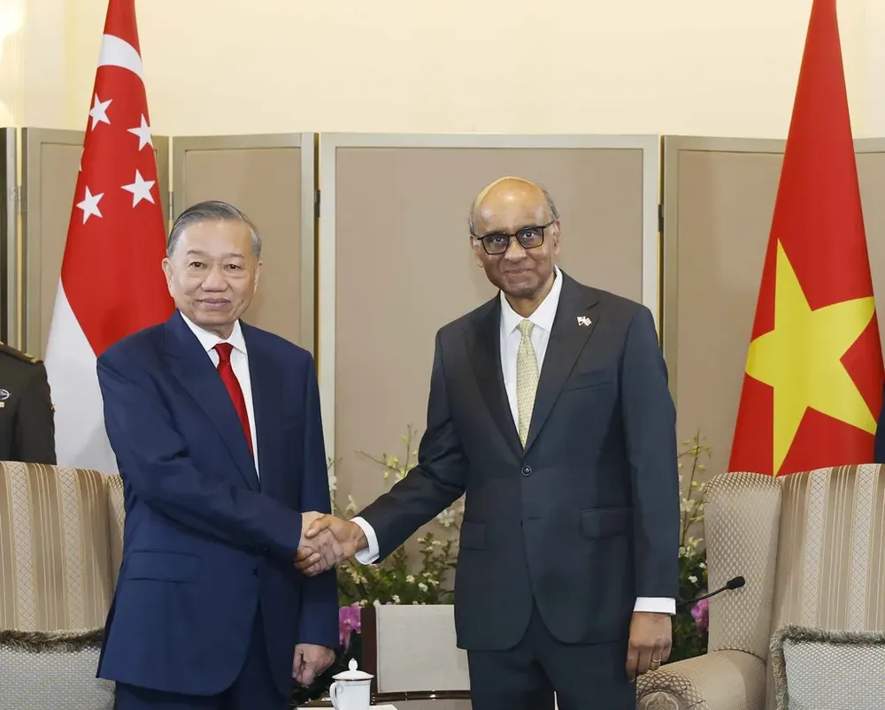 05202629113238_vna_potal_le_don_tong_bi_thu_chu_tich_nuoc_to_lam_va_phu_nhan_tham_cap_nha_nuoc_toi_singapore_8792187.jpg