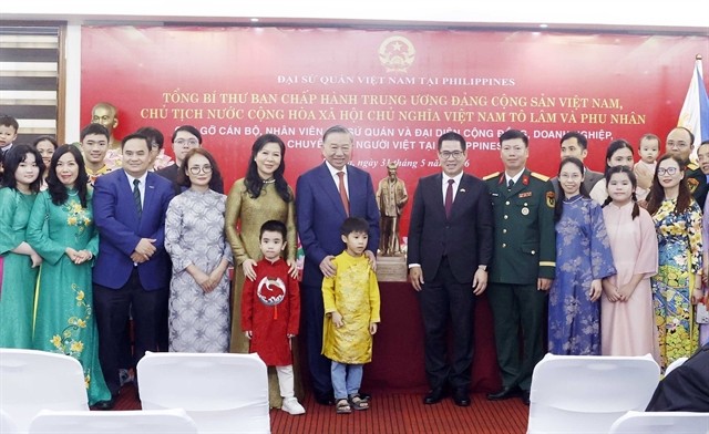 506728_5494830265131851_vna_potal_tong_bi_thu_chu_tich_nuoc_va_phu_nhan_gap_cong_dong_nguoi_viet_nam_tai_philippines_8796606(1).jpg