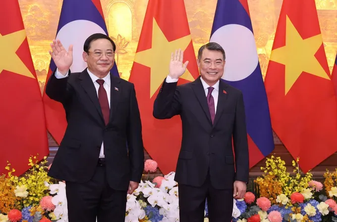 thu-tuong-le-minh-hung-va-thu-tuong-sonexay-siphandone-chup-anh-chung-truoc-khi-tien-hanh-hoi-dam-2112-1643.jpg