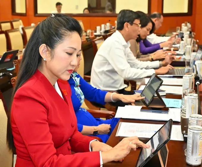 thông qua nghi quyết.jpg