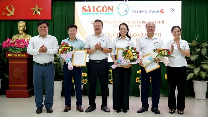 tang-qua-tri-an-dip-27-7-tai-phuong-minh-phung-1-4161-3580.jpg