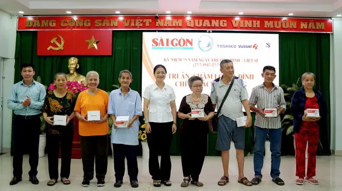 tang-qua-tri-an-dip-27-7-tai-phuong-minh-phung-10-7806-9614.jpg